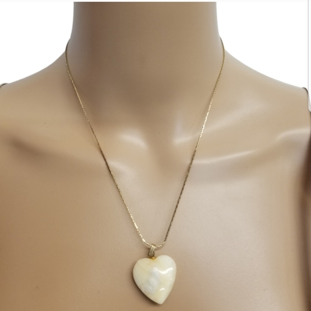 VINTAGE CARVED MOTHER OF PEARL HEART PENDANT & GOLDTONE CHAIN NECKLACE
